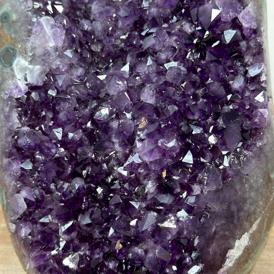 Amethyst-Kathedrale mit grüner Jaspis-Schale und strukturierter Kristallbildung