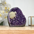 Amethyst-Kristall mit klar ausgeprägter weißer Kalzitformation