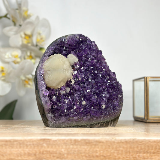 Amethyst-Kristall mit klar ausgeprägter weißer Kalzitformation