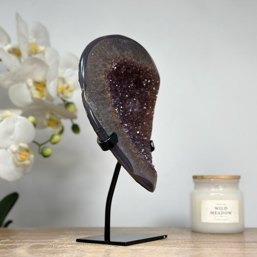 Druzy-Amethyst-Geode mit schimmernder Kristalloberfläche und Quarzschale