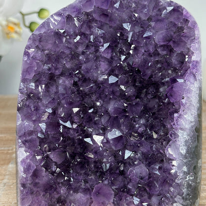 Amethyst-Druse mit skulptural gewachsener Kristallarchitektur