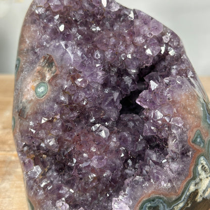 Amethyst-Druse mit Jaspis-Schale und kontrastreicher Matrixstruktur