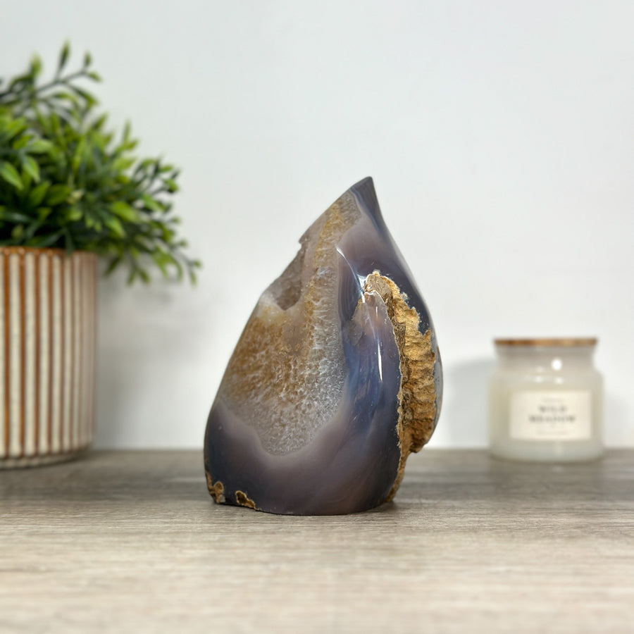 Achat-Quarz-Geoden-Flammenskulptur mit gebänderter Gesteinsstruktur