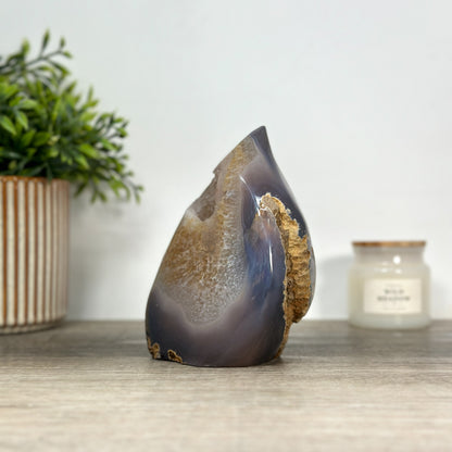 Achat-Quarz-Geoden-Flammenskulptur mit gebänderter Gesteinsstruktur