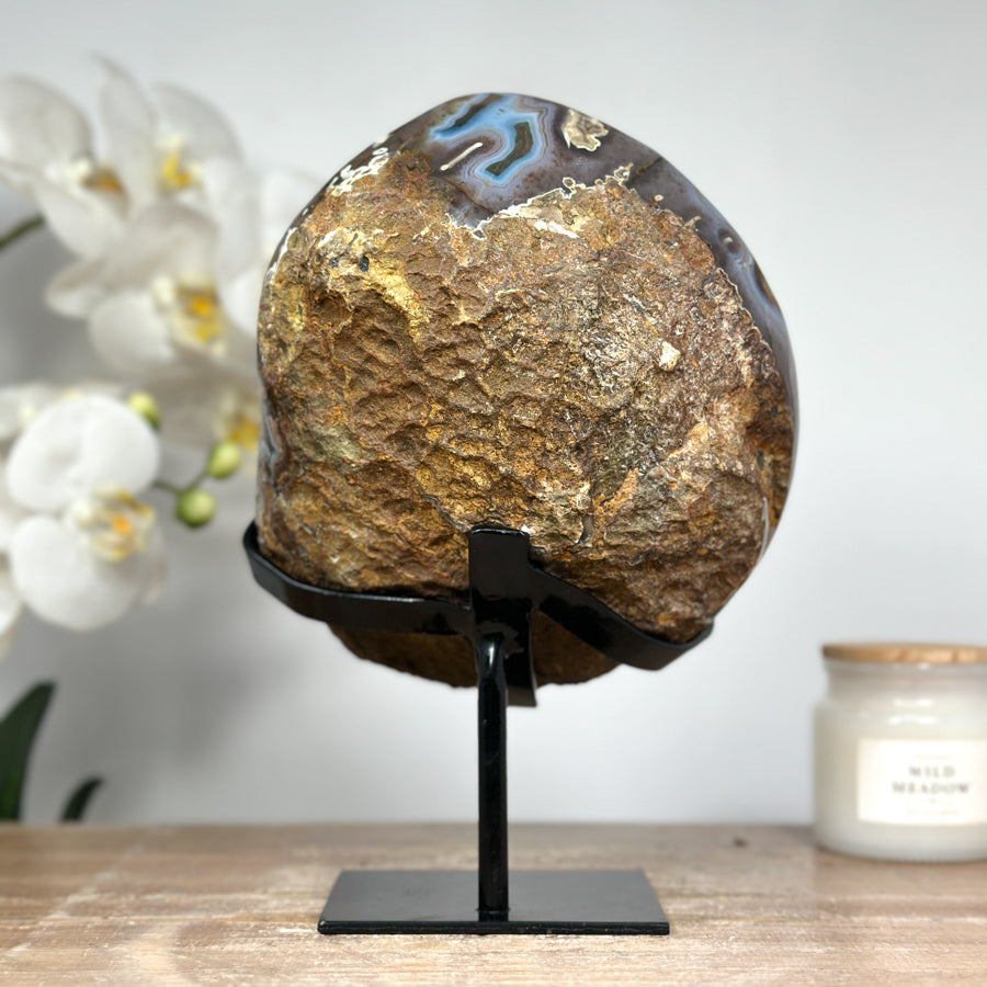 Amethyst-Geode mit gebänderter Achat-Schale und filigranen Stalaktiten