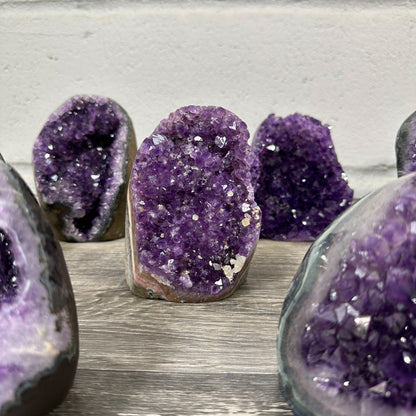 Amethyst-Kathedralen & Drusen-Set 12-teilig, mit symmetrischer Kristallarchitektur und violetter Kristallzone