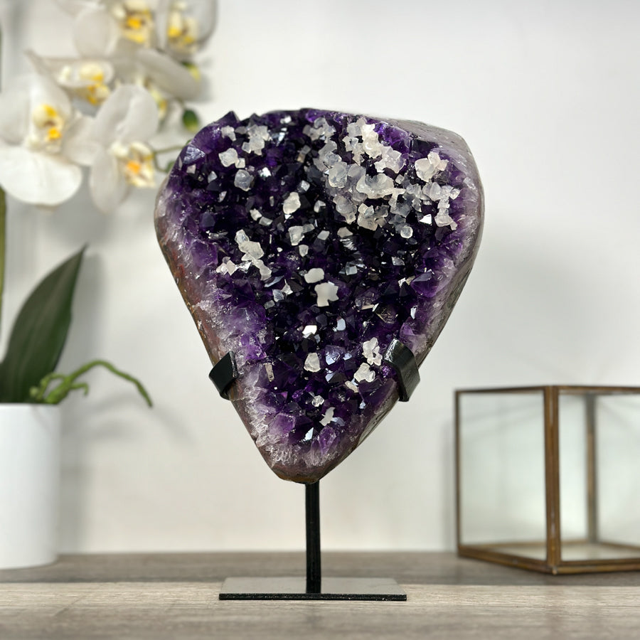 Amethyst-Kristallcluster mit einzigartiger Kalzit-Kristall Einlagerung