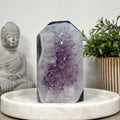 Blaugebänderter-Achat-Amethyst-Obelisk mit harmonisch verlaufender Bänderstruktur