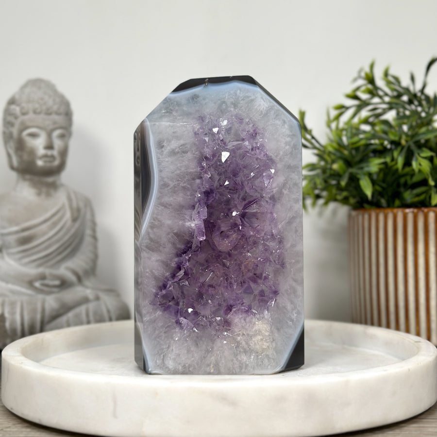 Blaugebänderter-Achat-Amethyst-Obelisk mit harmonisch verlaufender Bänderstruktur