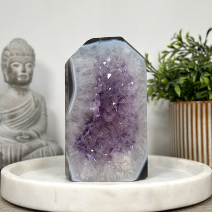Blaugebänderter-Achat-Amethyst-Obelisk mit harmonisch verlaufender Bänderstruktur