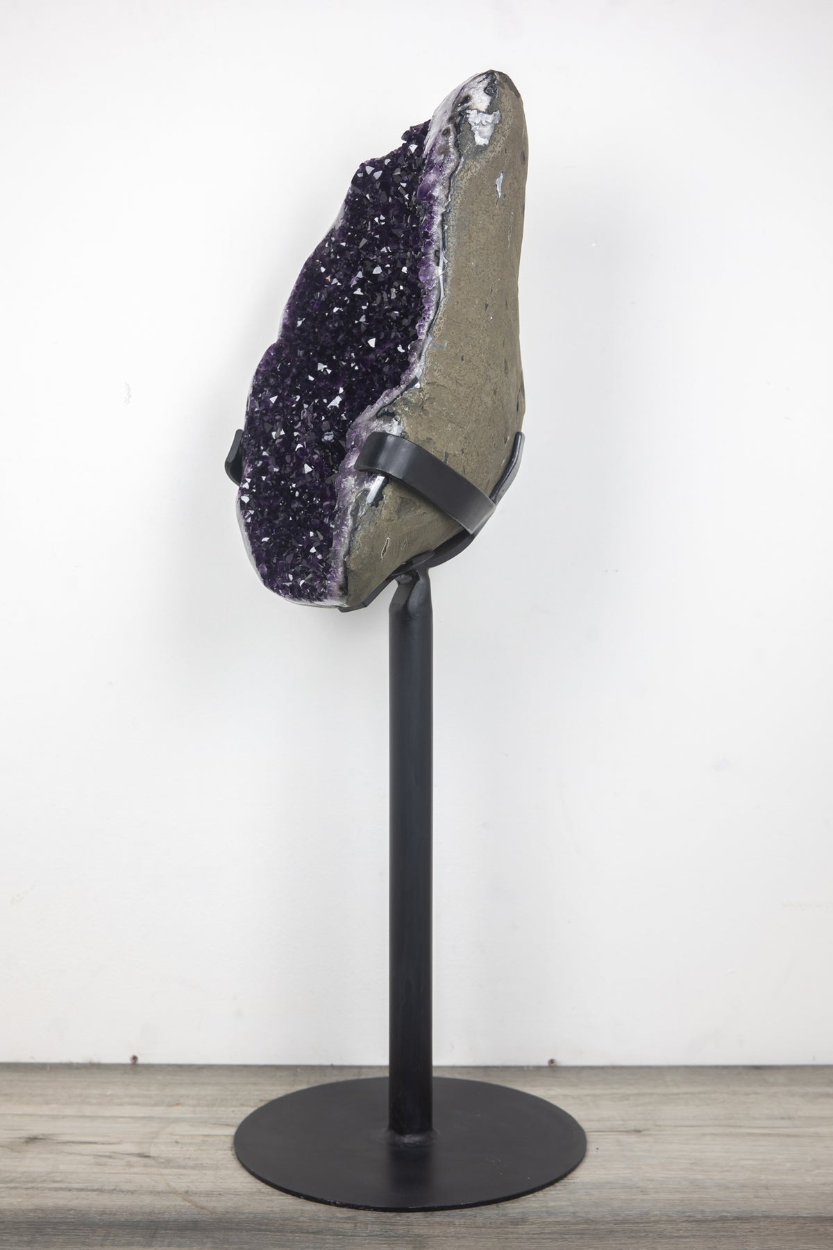 Amethyst-Geode groß mit ausgeprägter Stalaktitenstruktur, in exklusiver Premiumqualität