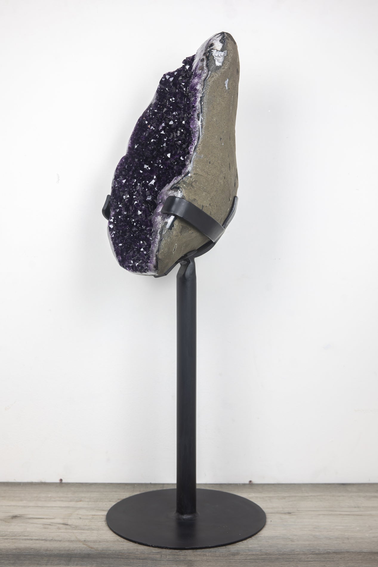 Amethyst-Geode groß mit ausgeprägter Stalaktitenstruktur, in exklusiver Premiumqualität