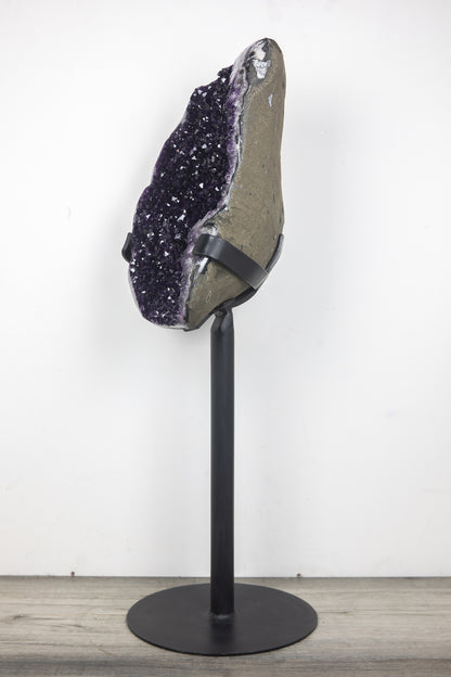 Amethyst-Geode groß mit ausgeprägter Stalaktitenstruktur, in exklusiver Premiumqualität