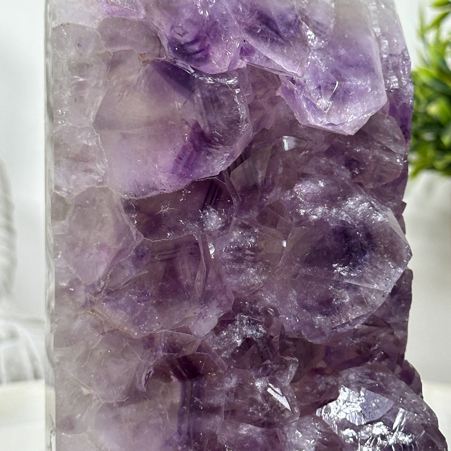 Amethyst-Obelisk mit großkristallinem Zentrum
