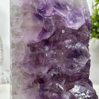 Amethyst-Obelisk mit großkristallinem Zentrum