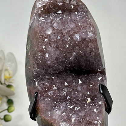Amethyst-Blauachat-Kristallcluster mit kontrastreicher Mineralstruktur
