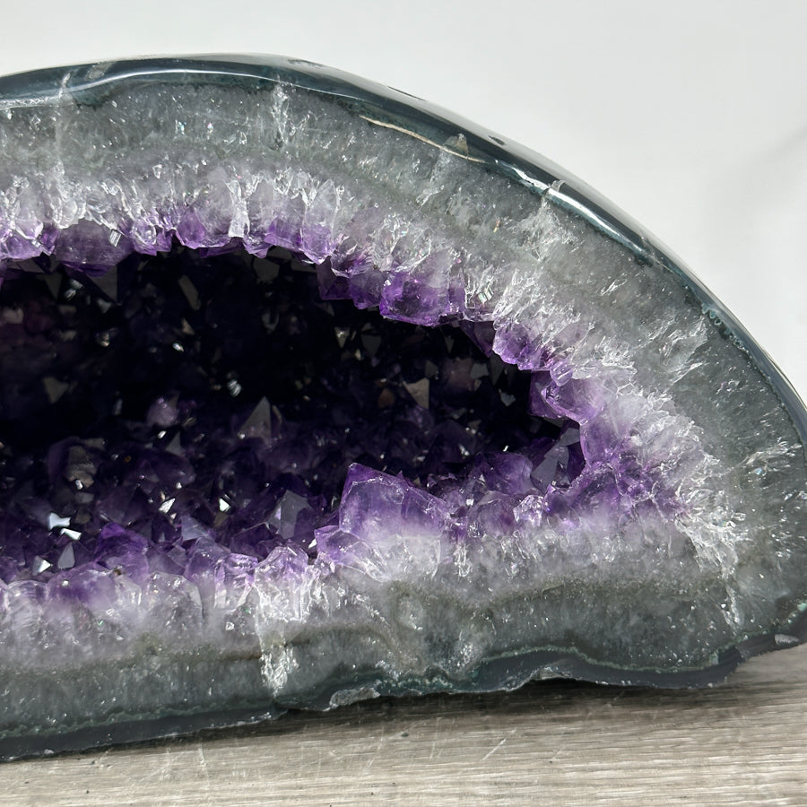 Amethyst-Achat-Geode mit klar definierter Kristallkammer und strukturierter Randzone