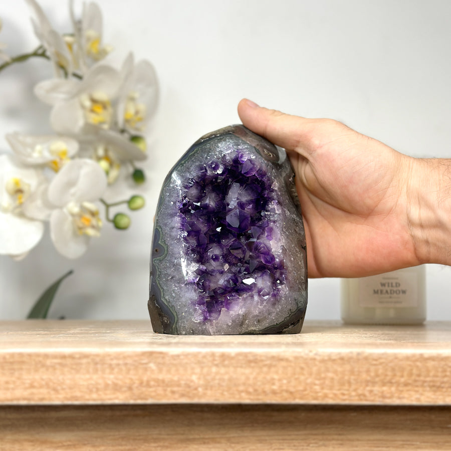 Amethyst-Kathedrale mit großkristalliner, tiefvioletter Kristallbildung