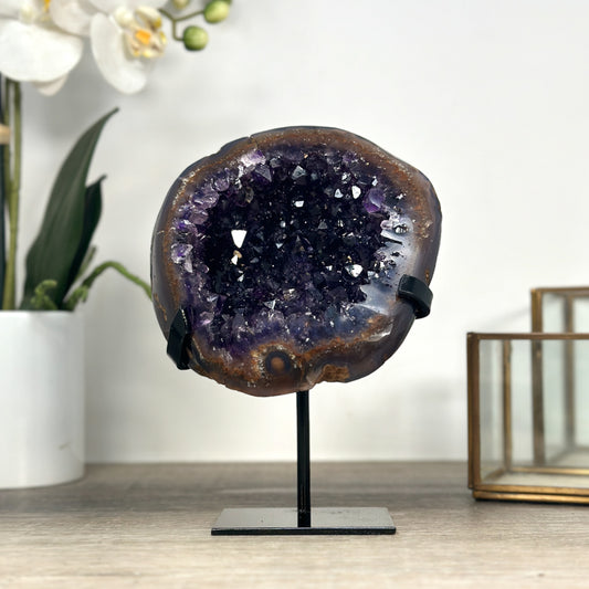 Amethyst-Geode mit intensiv purpurner Farbzone
