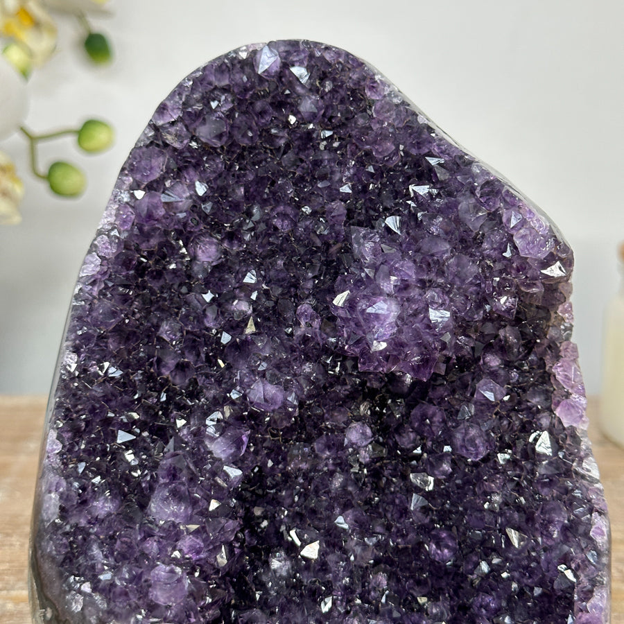 Amethyst-Druse mit stalaktitischer Kristallstruktur und tropfsteinartigen Kristallformationen