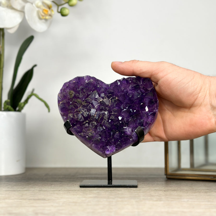 Amethyst-Kristallherz mit eingelagerten Kalzitformationen und kontrastreicher Kristallstruktur