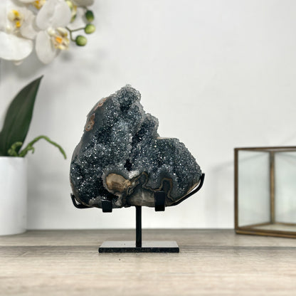 Natürliche Quarz-Skulptur mit stalaktitischer Bildung und strukturierter Oberfläche
