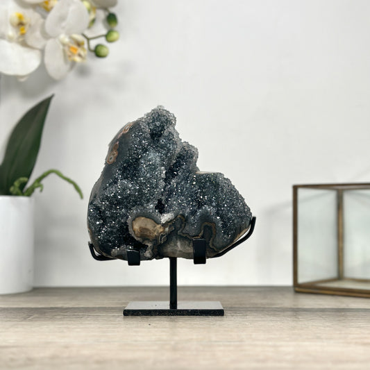 Natürliche Quarz-Skulptur mit stalaktitischer Bildung und strukturierter Oberfläche