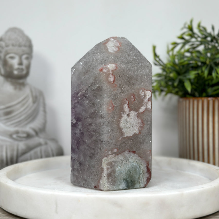 Amethyst-Obelisk mit großkristallinem Zentrum