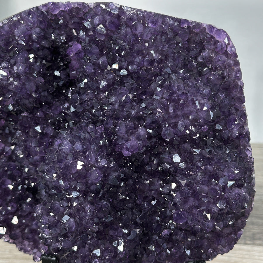 Amethyst-Cluster mit dicht gewachsener, tiefvioletter Kristallstruktur, in exklusiver Premiumqualität