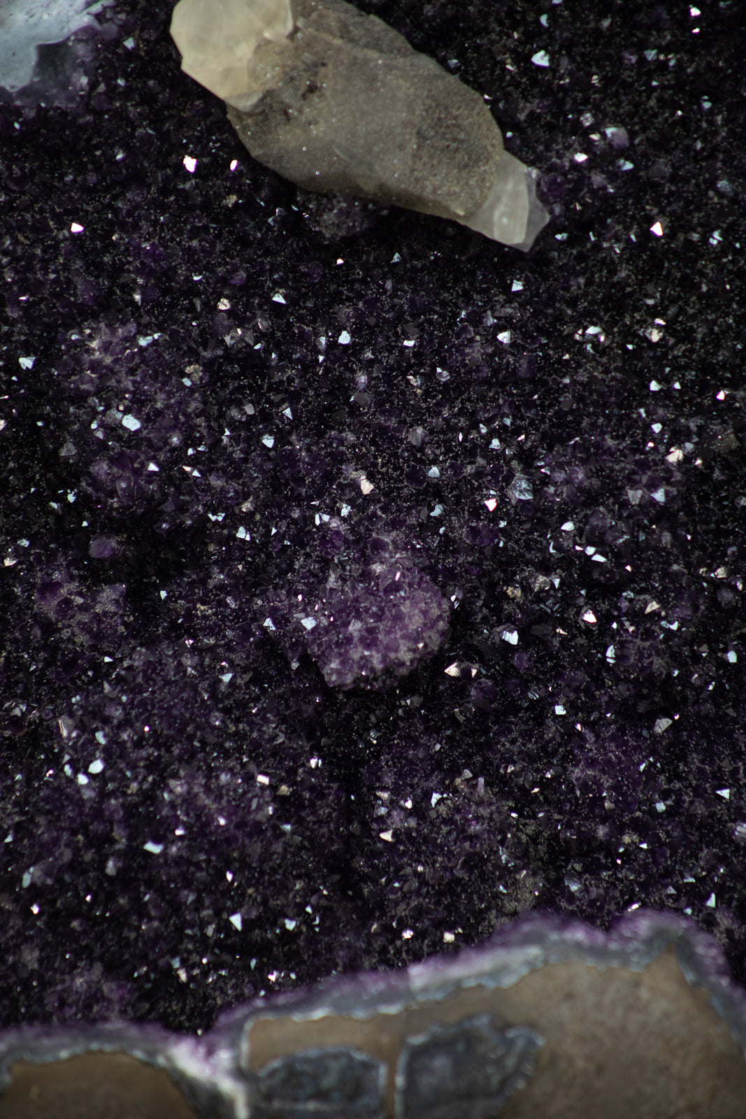 Amethyst-Geode XXL massiv mit zentraler Kalzitformation, in exklusiver Premiumqualität