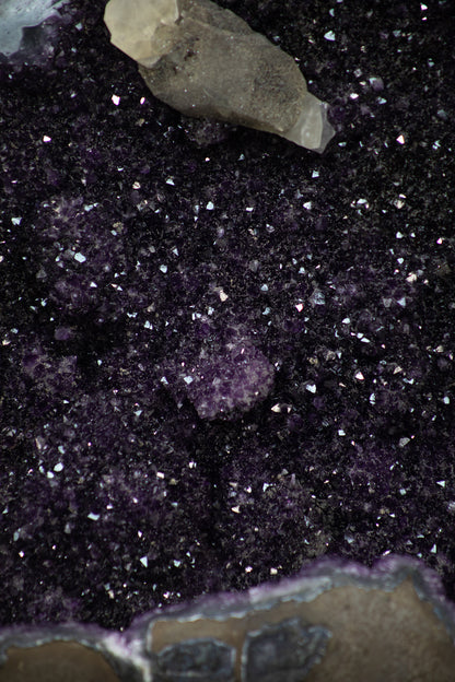 Amethyst-Geode XXL massiv mit zentraler Kalzitformation, in exklusiver Premiumqualität
