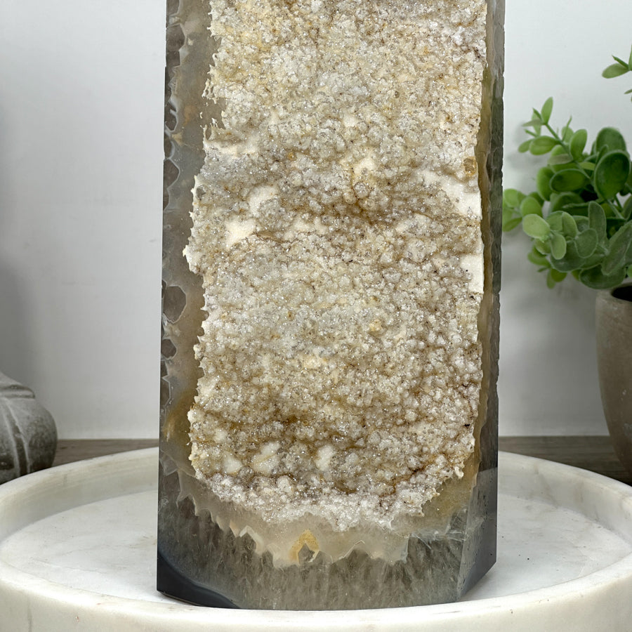 Achat-Jaspis-Obelisk XXL mit vielschichtiger Natursteinmatrix, in exklusiver Premiumqualität