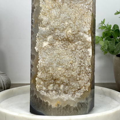 Achat-Jaspis-Obelisk XXL mit vielschichtiger Natursteinmatrix, in exklusiver Premiumqualität