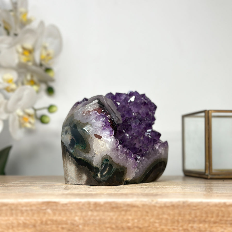 Amethyst-Druse mit integrierter Kalzitformation und klarer Kristallarchitektur