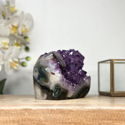 Amethyst-Druse mit integrierter Kalzitformation und klarer Kristallarchitektur