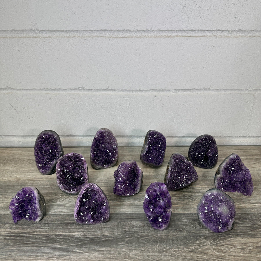Amethyst-Kathedralen & Drusen-Set 12-teilig, mit harmonisch gewachsenen, violetten Kristallstrukturen