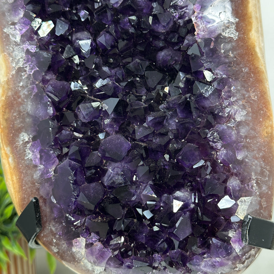 Amethyst mit gelbtoniger Jaspis-Matrix, in hochwertiger Naturqualität