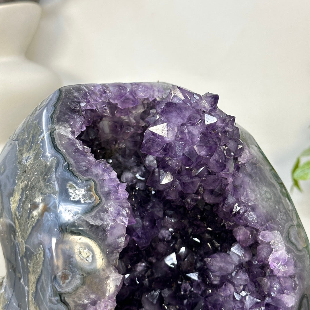 Amethyst-Geode mit kristallinen Kalzit-Einschlüssen und feinen Spitzen