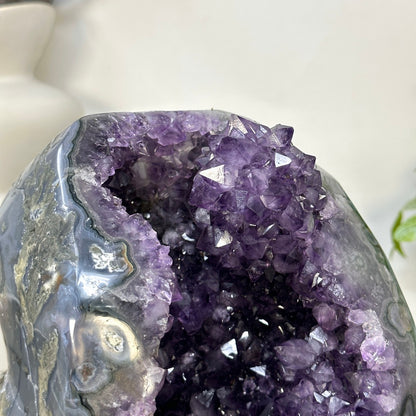 Amethyst-Geode mit kristallinen Kalzit-Einschlüssen und feinen Spitzen