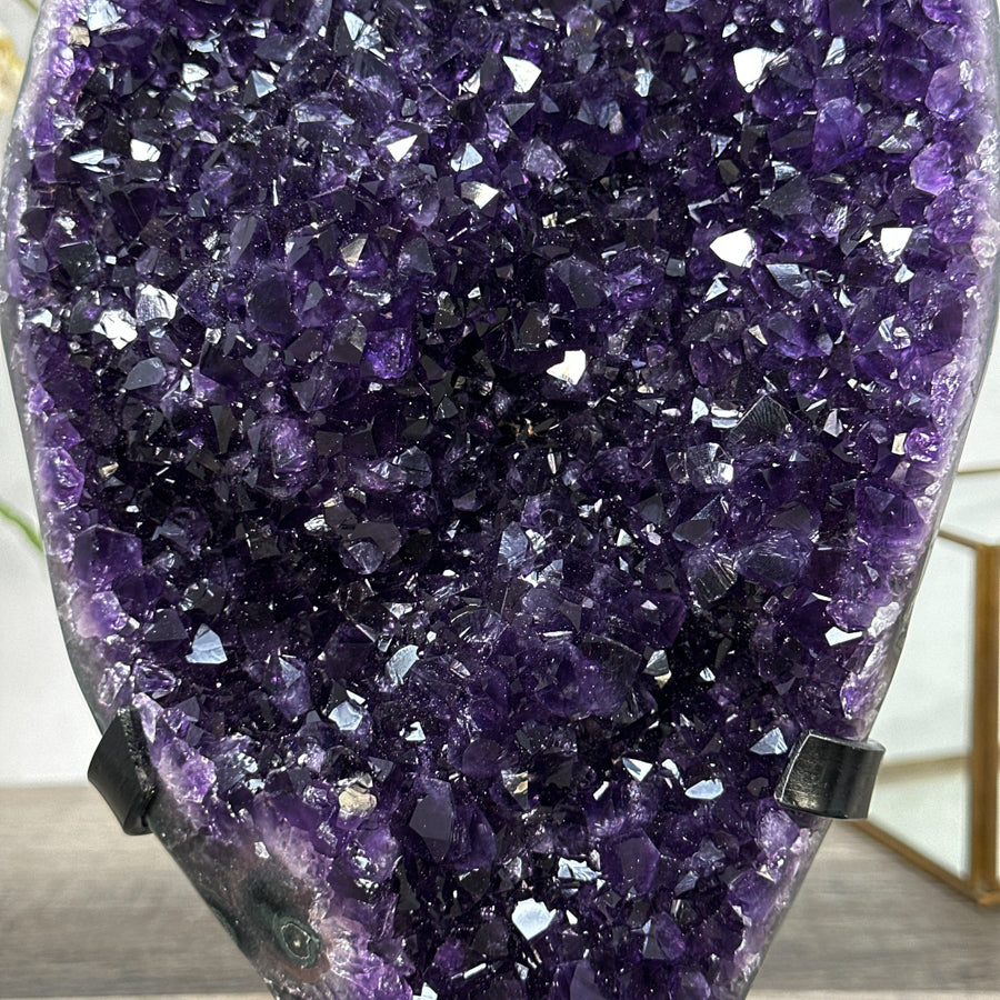 Amethyst-Geode mit klar ausgebildeter Kristallstruktur, in hochwertiger Naturqualität