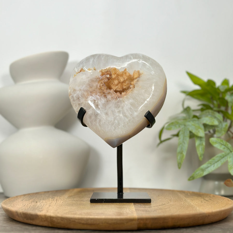 Gelbe Quarz-Druzy-Herzskulptur mit funkelnder Druzy-Oberfläche und transparenter Kristallbildung