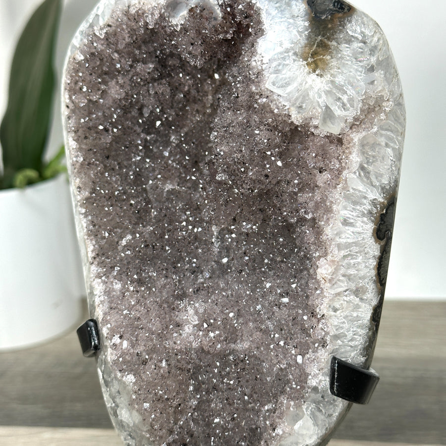 Amethyst-Geode mit grau getönter, dichter Kristallstruktur