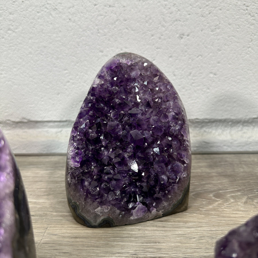 Amethyst-Kathedralen & Drusen-Set 12-teilig, mit harmonisch gewachsenen, violetten Kristallstrukturen
