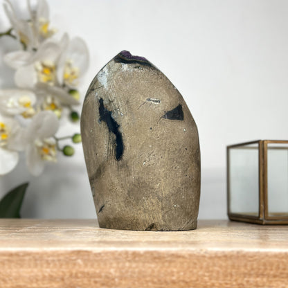 Amethyst-Geode mit tiefvioletter, gleichmäßig gewachsener Kristallstruktur