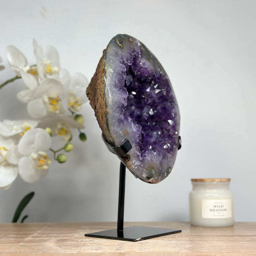 Amethyst-Geode mit weit geöffneter Kristallkammer