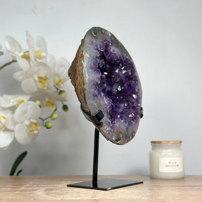 Amethyst-Geode mit weit geöffneter Kristallkammer