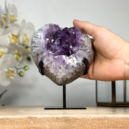 Amethyst-Herzskulptur mit großkristalliner, tiefvioletter Kristallbildung