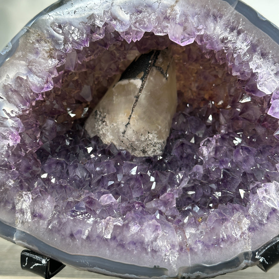 Amethyst-Geode mit Achat-Schale und kompakter Kristallstruktur