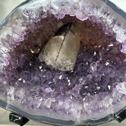 Amethyst-Geode mit Achat-Schale und kompakter Kristallstruktur