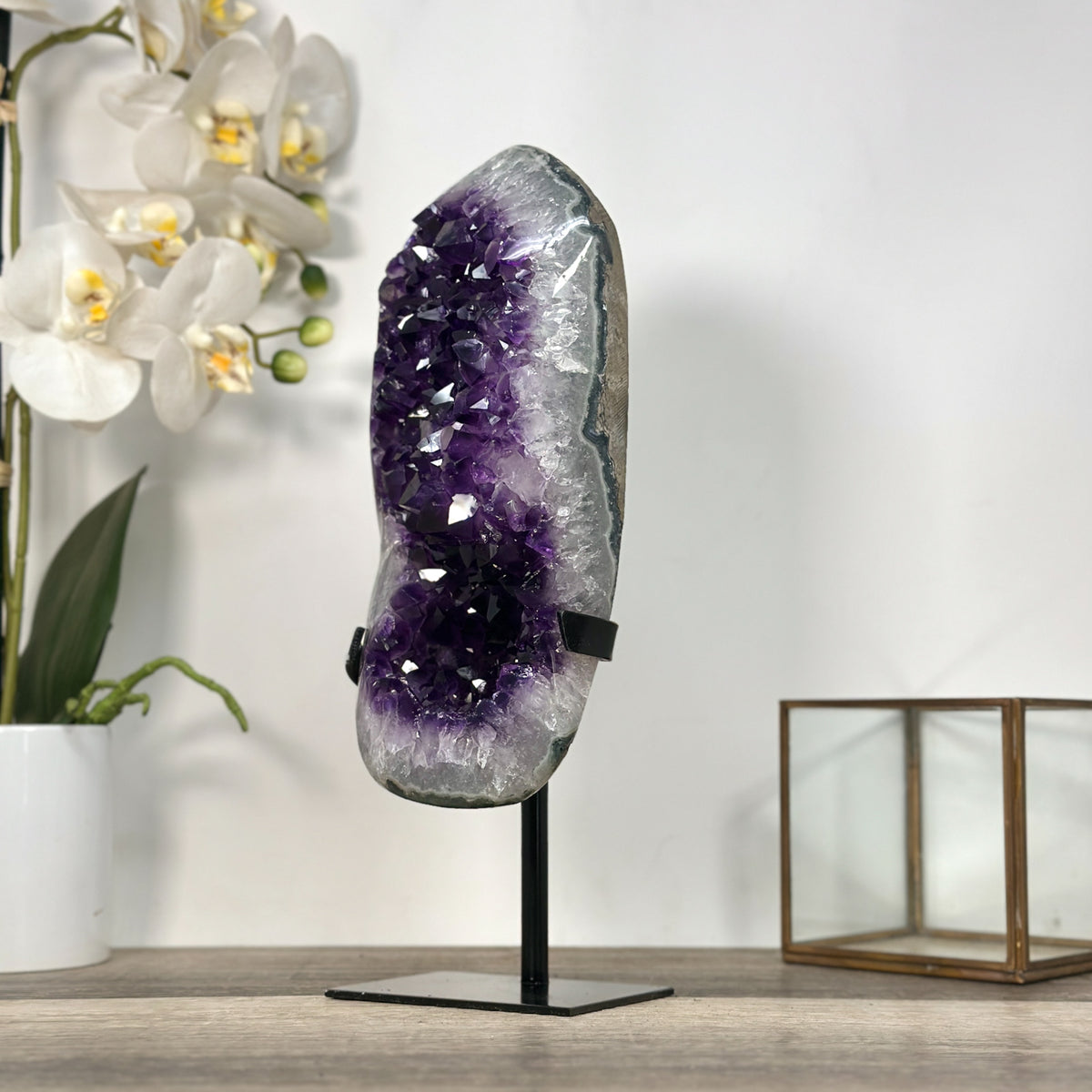 Amethyst-Formation groß mit massiv wirkender, kompakter Kristallstruktur